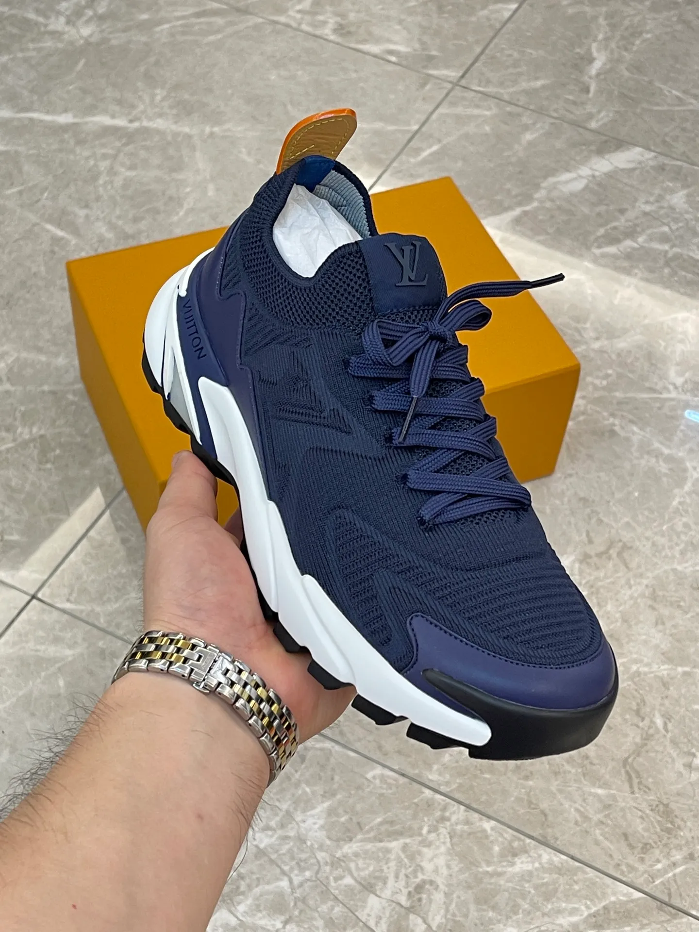 [L Home] Top P: 700💰 Size: 39-44 (customized at 38.45.46) LV Donkey Brand Louis Vuitton RUNNER TATIC new men's sneakers This LV Runner Tatic sneaker uses a whole piece of technical knitting to create an easy-to-take-off design, and then outlines the upper with cow leather trim. The LV logo on the side releases a dynamic atmosphere between the textures, the leather back strap is shaped like the handle fastener of the Louis Vuitton leather goods series, and the lightweight and wear-resistant two-tone rubber sole completes the whole. The toe and heel wrap details continue to provide comfortable fabric foot support, creating a stylish and stylish upper! Comes with full original packaging!